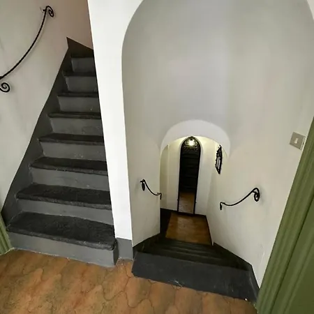 Friends House * كاستلبونو